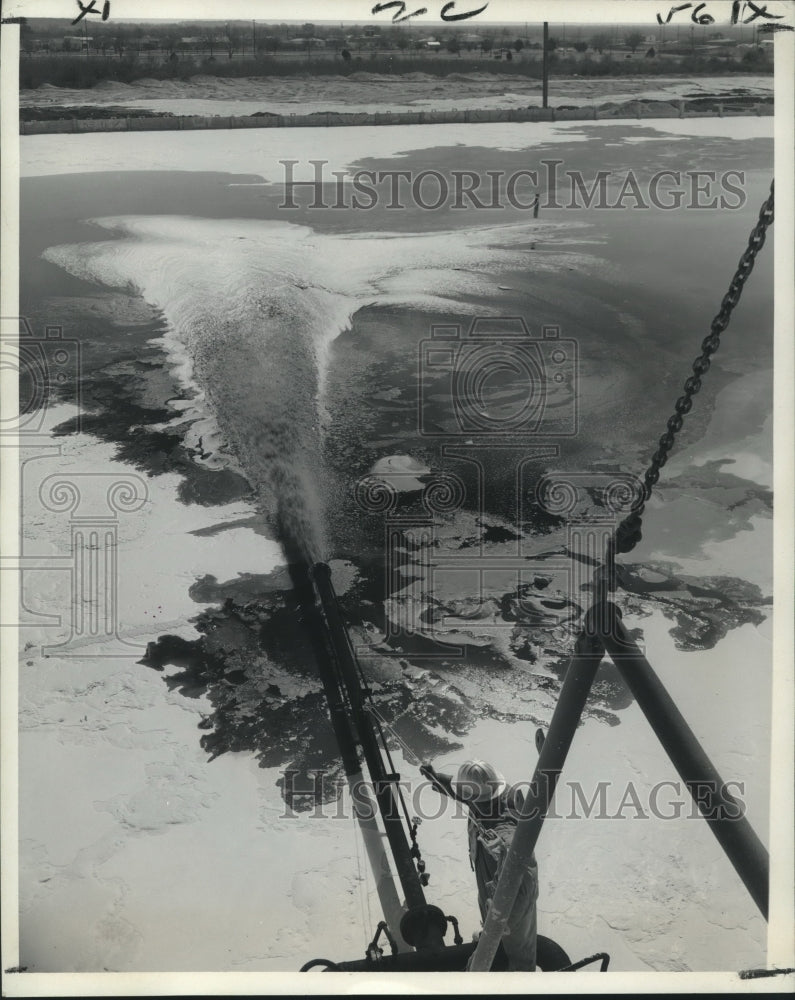 1969 Press Photo Liquid sulfur poured onto vats to cool &amp; solidify - nob13039