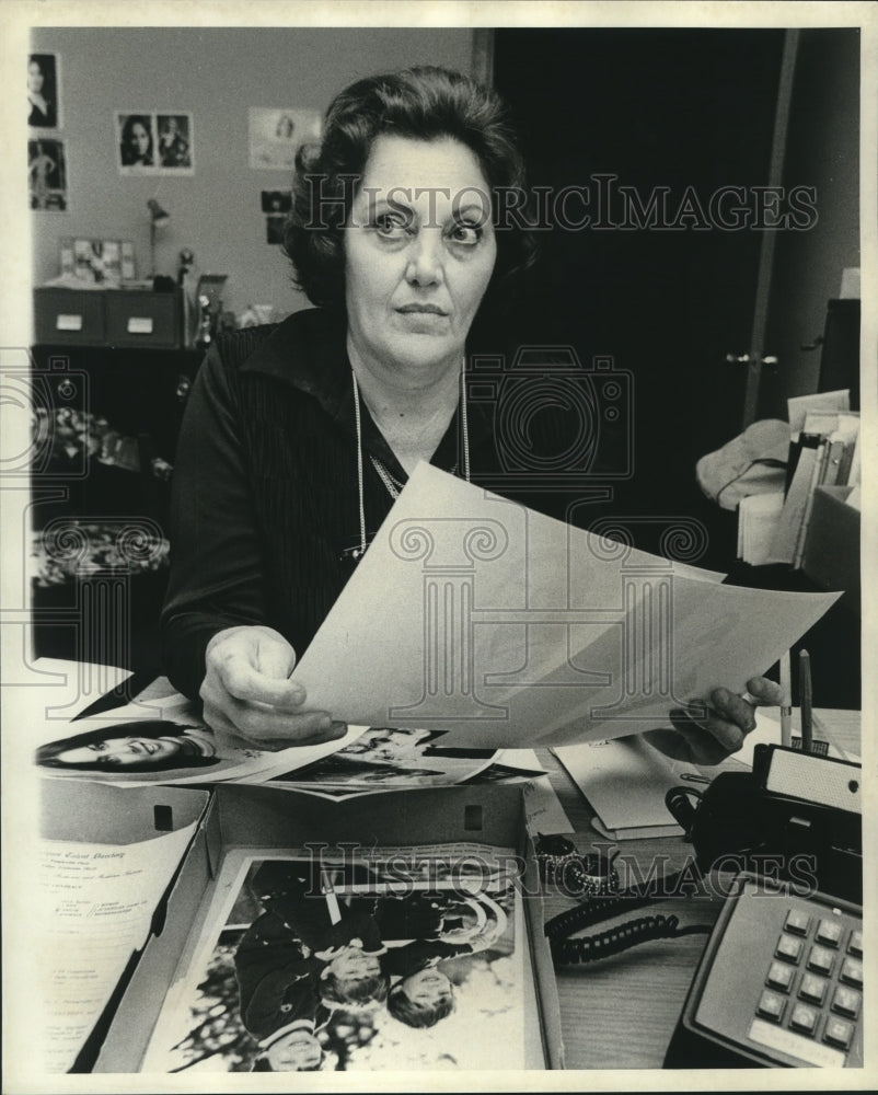 1977 Press Photo Lorraine Gaille, compiles talent directory.- Historic Images