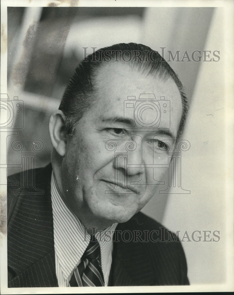 1974 Press Photo Berr Gallegos, Director of OEO - nob13090