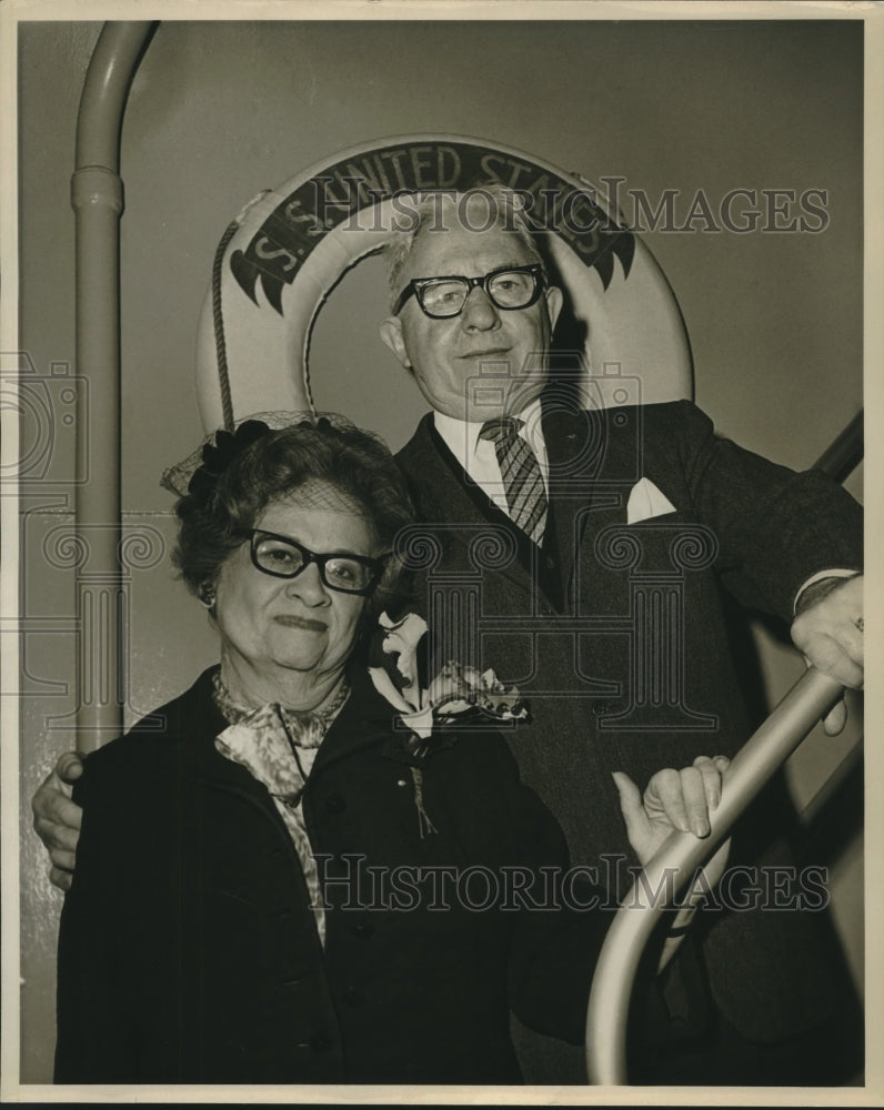 1969 Press Photo Mr. and Mrs. Lee Herman Gamsu aboard S.S. United States- Historic Images