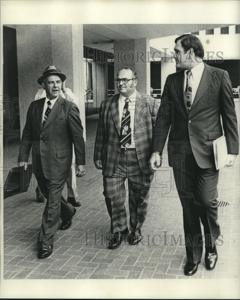 Load image into Gallery viewer, 1977 Press Photo Walter C. Frey and others chat as they walk - nob13270
