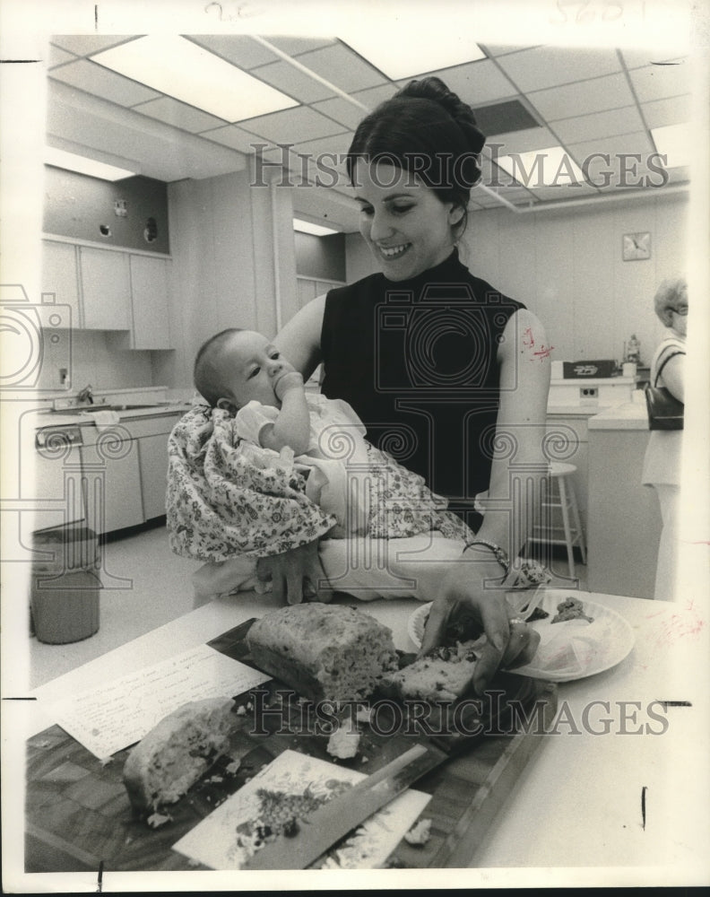 Load image into Gallery viewer, 1973 Press Photo Mrs. Susan Fontenot, bread winner - nob13327

