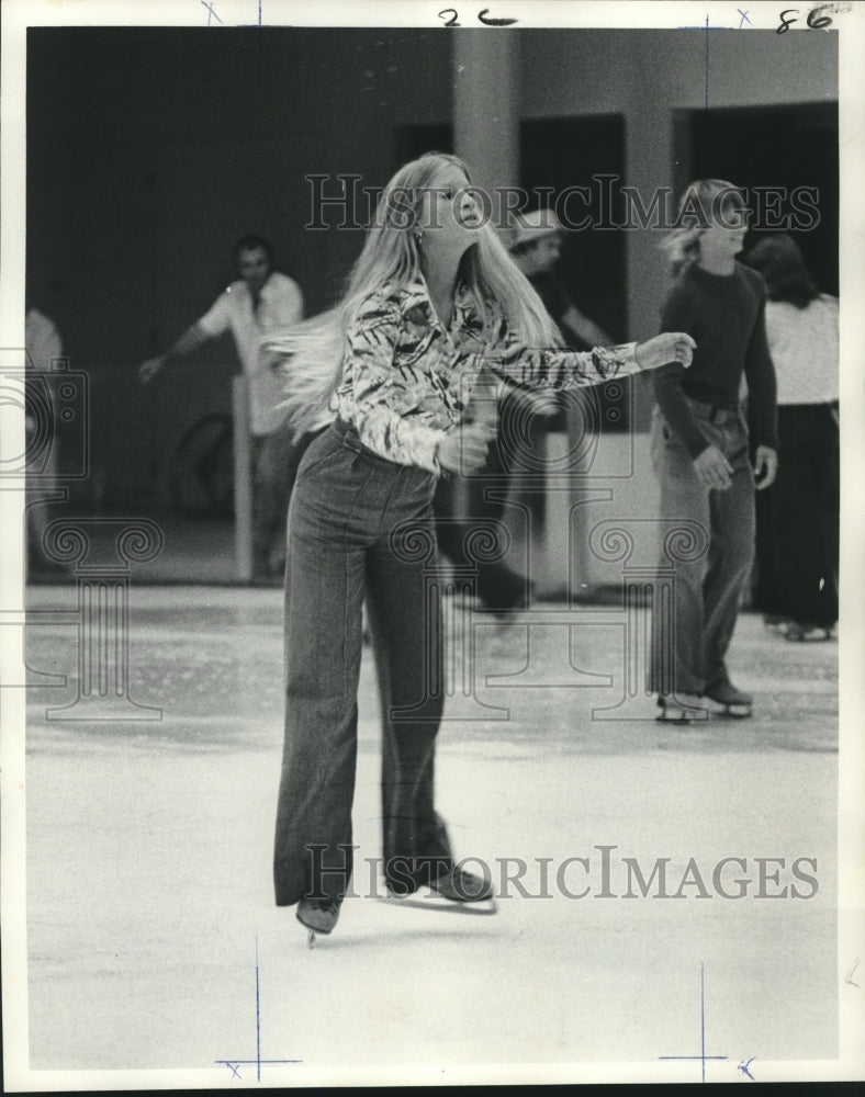 1974 Press Photo Residents enjoy the Fiesta Plaza Ice Rink - nob13401- Historic Images