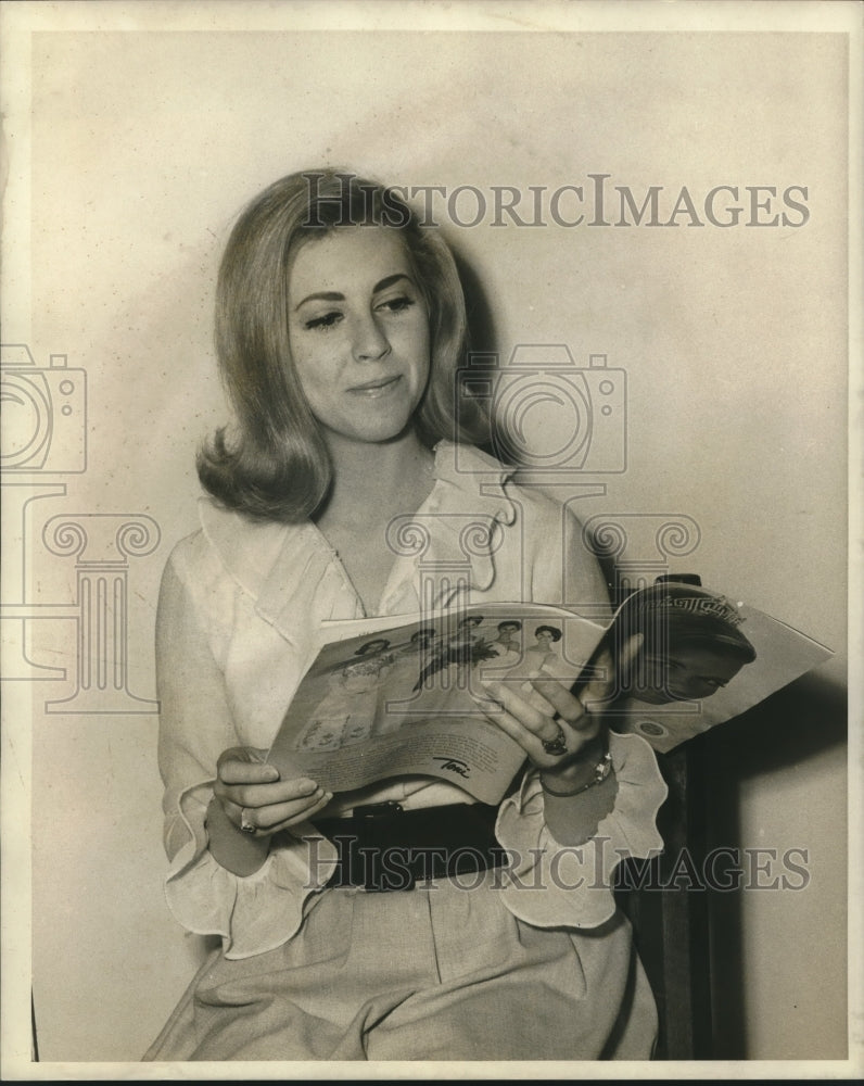 Load image into Gallery viewer, 1968 Press Photo Vicki Elizabeth Fisk, browsing a magazine. - nob13445
