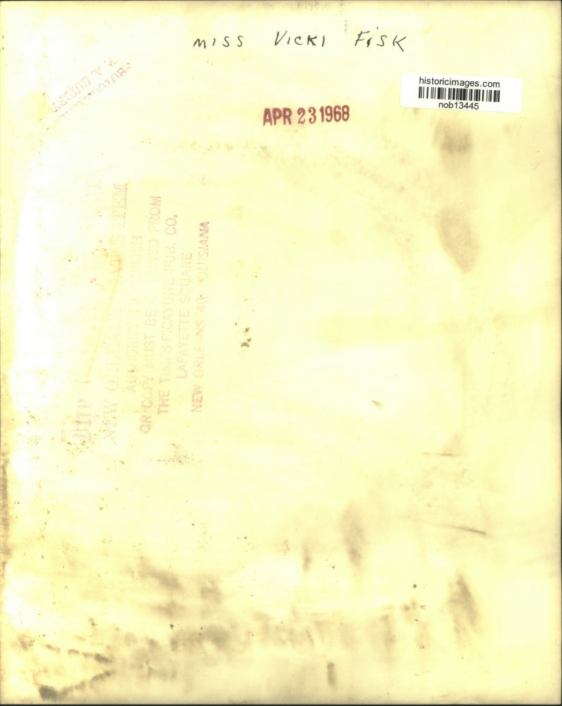 1968 Press Photo Vicki Elizabeth Fisk, browsing a magazine. - nob13445