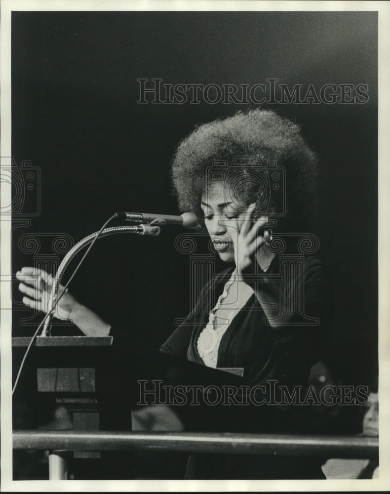 1975 Press Photo Marie Galatos, SCLC, speaking - Historic Images