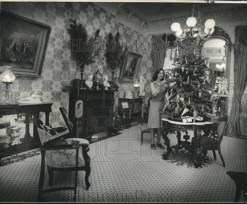 Load image into Gallery viewer, 1974 Press Photo Christmas tree in the parlor of the Gallier House - nob13616

