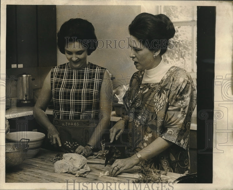 Load image into Gallery viewer, 1973 Press Photo Mrs. Edward Miller &amp; Mrs. Gerald Gallinghouse prepare a meal
