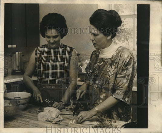 1973 Press Photo Mrs. Edward Miller & Mrs. Gerald Gallinghouse prepare a meal