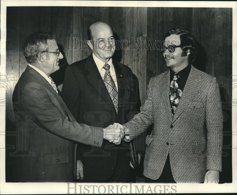 Load image into Gallery viewer, 1972 Press Photo Real Estate Board delegates at Fontainebleau - nob13704
