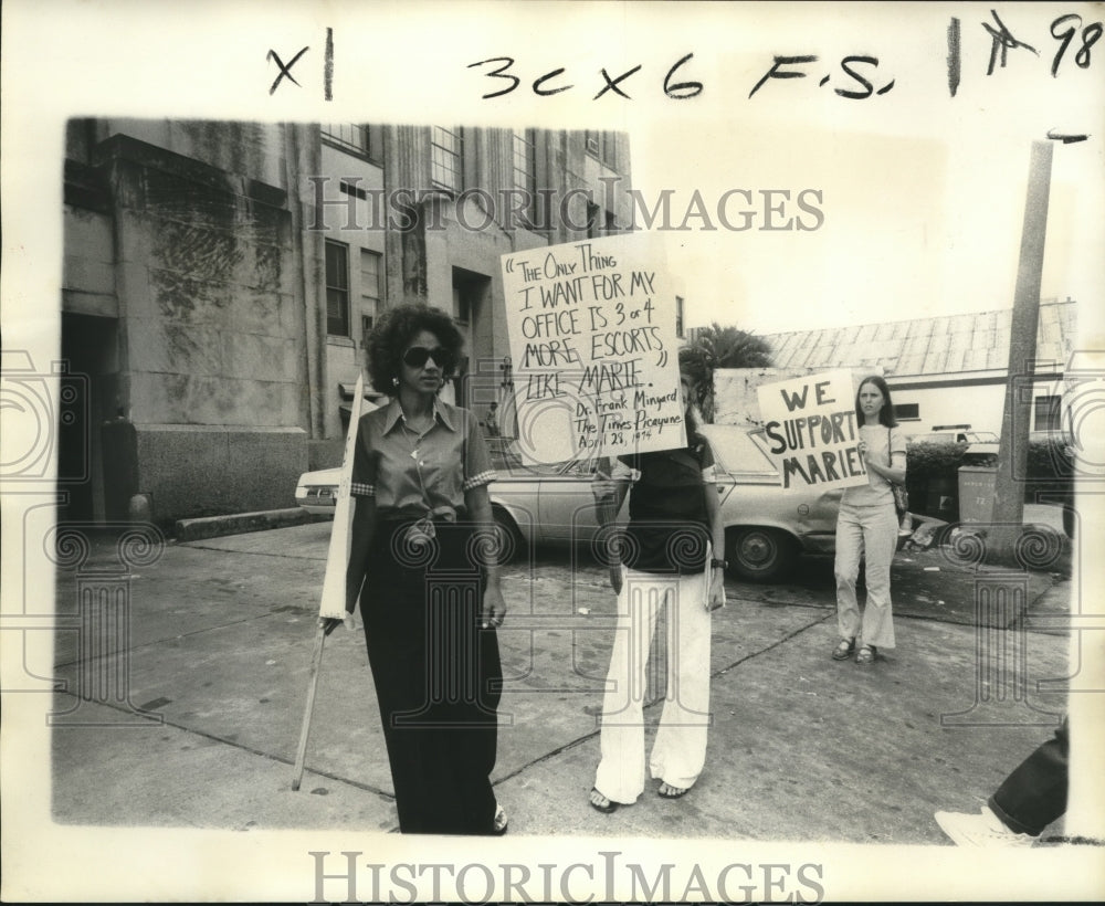 1974 Press Photo Marie Galatas protesting dismissal from Orleans Parish Coroner- Historic Images