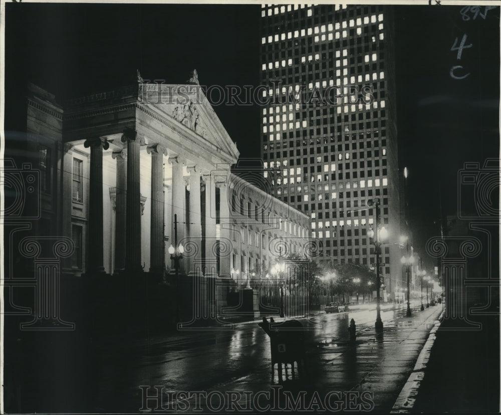 1972 Press Photo Old Gallier Hall&#39;s classic beauty shines alongside new backdrop