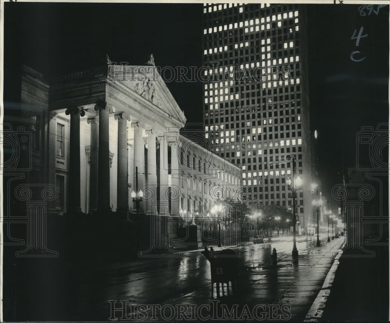 Load image into Gallery viewer, 1972 Press Photo Old Gallier Hall's classic beauty shines alongside new backdrop
