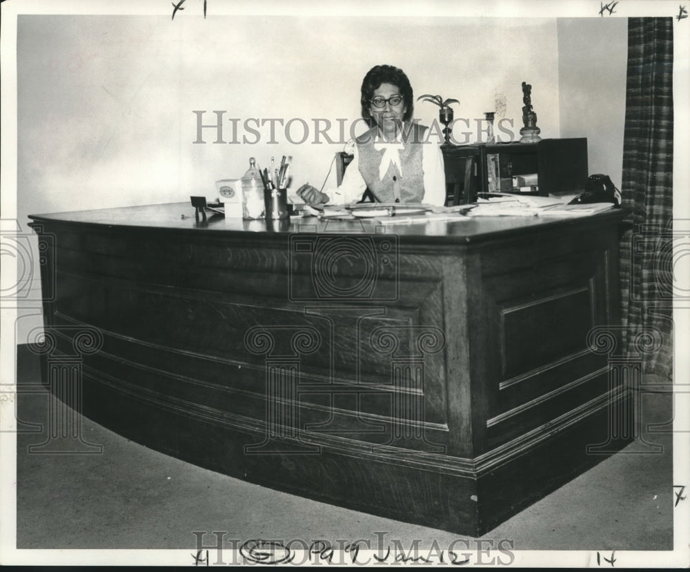 1969 Press Photo Miss Pat Kent, administrator of Gallier Hall, at massive desk
