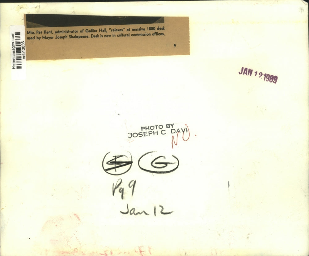 1969 Press Photo Miss Pat Kent, administrator of Gallier Hall, at massive desk