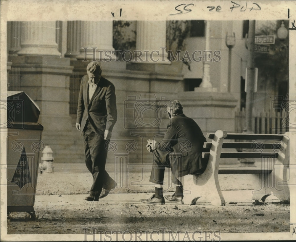 1971 Press Photo Transient sits on park bench while another looks to the ground- Historic Images