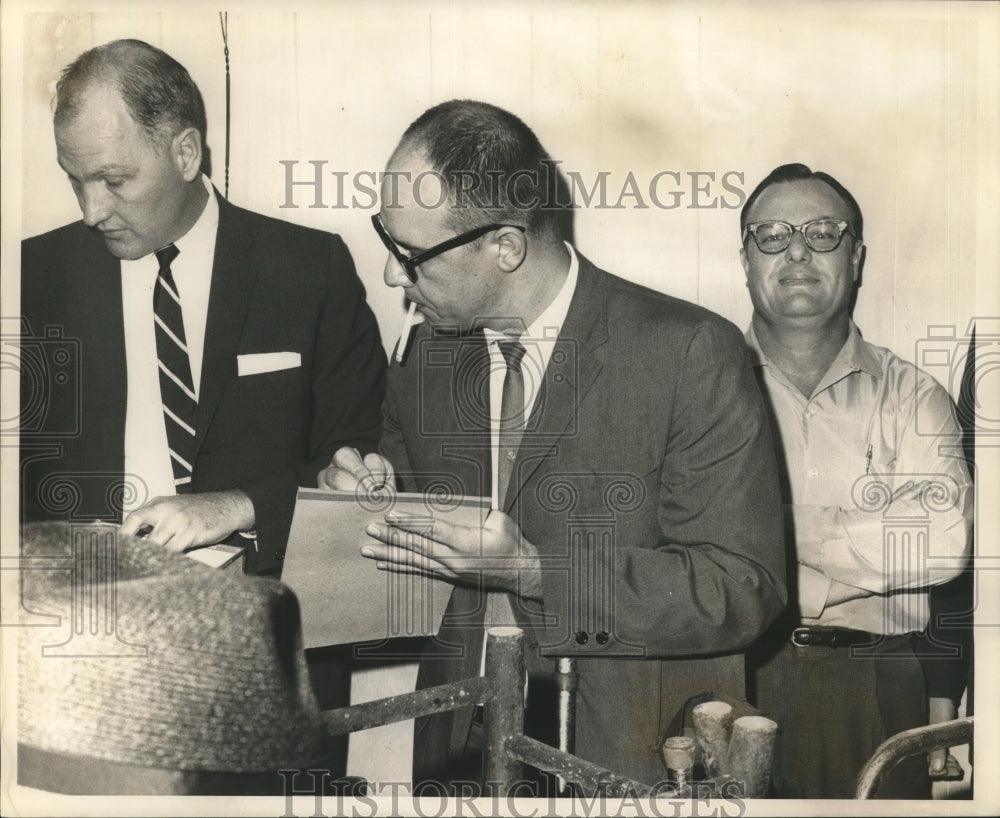 1964 Press Photo Police Detectives raiding a site for illegal gambling - Historic Images