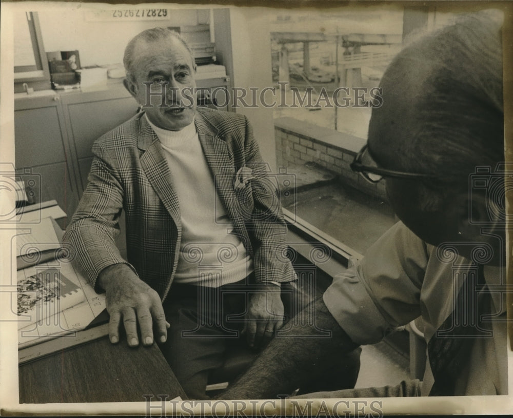 1971 Press Photo Benny Friedman chats with another in his office- Historic Images