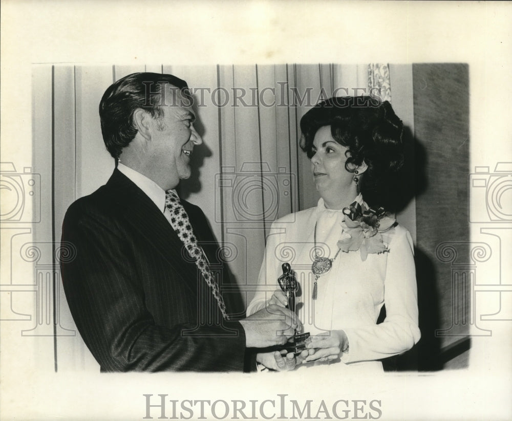 1973 Press Photo Richard M. Fridley honored &quot;Boss of the Year&quot; by Carolyn Farris- Historic Images