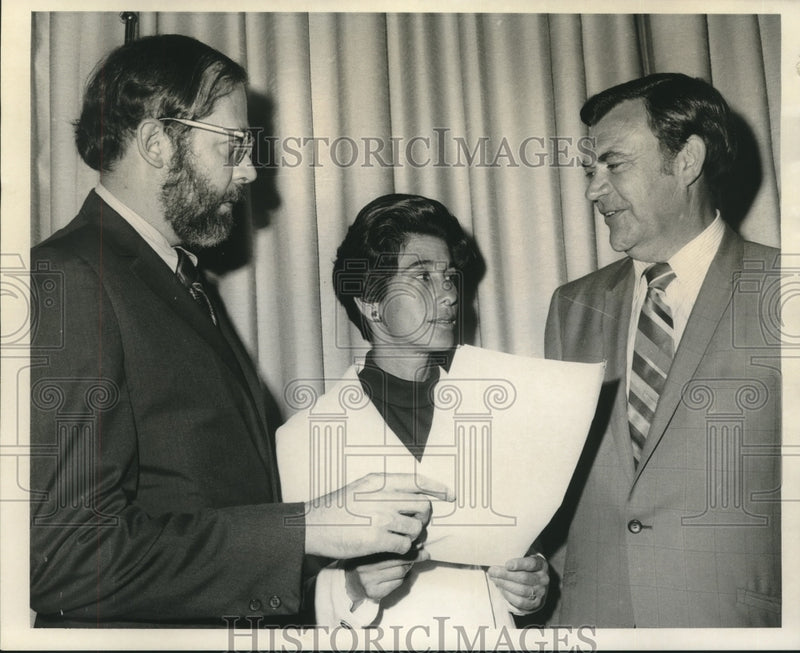 Load image into Gallery viewer, 1971 Press Photo Richard Fridley &amp; others of Committee to the Junior Court.
