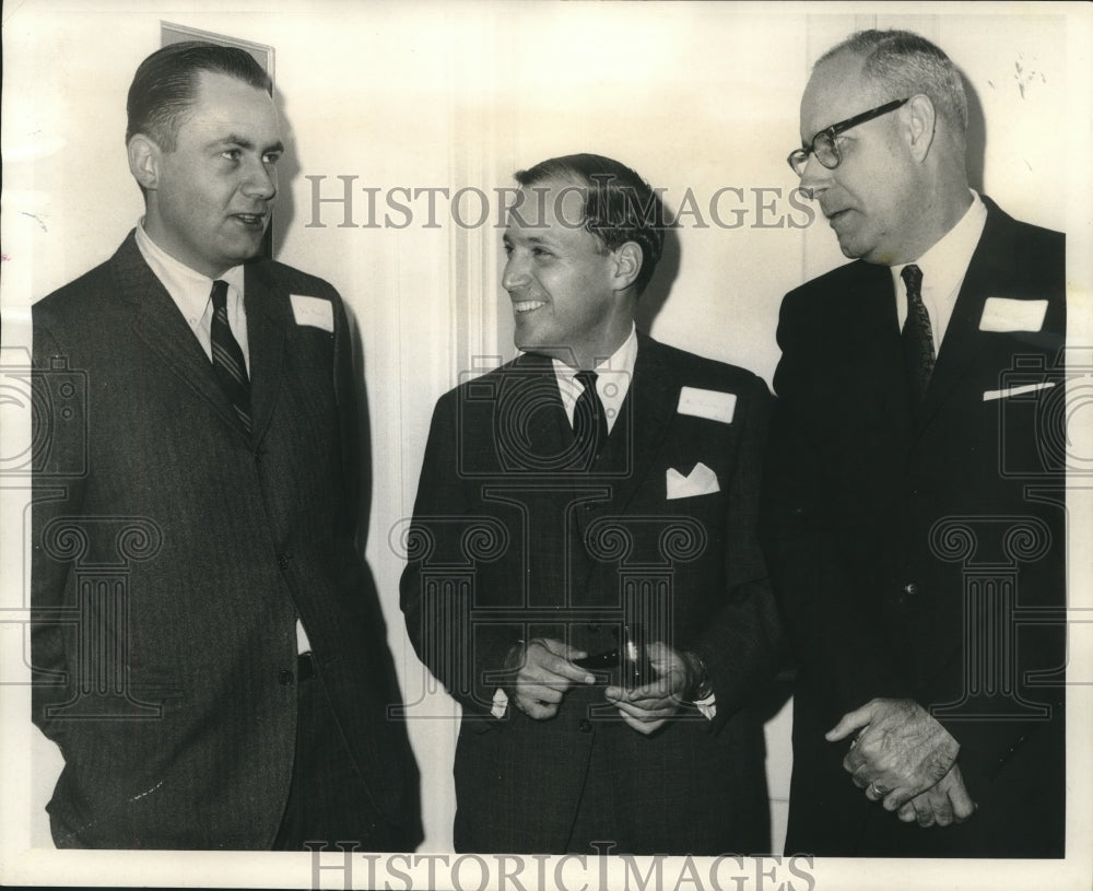 1968 Press Photo Frank Friedler, Jr &amp; others at Traveler Aid- Historic Images