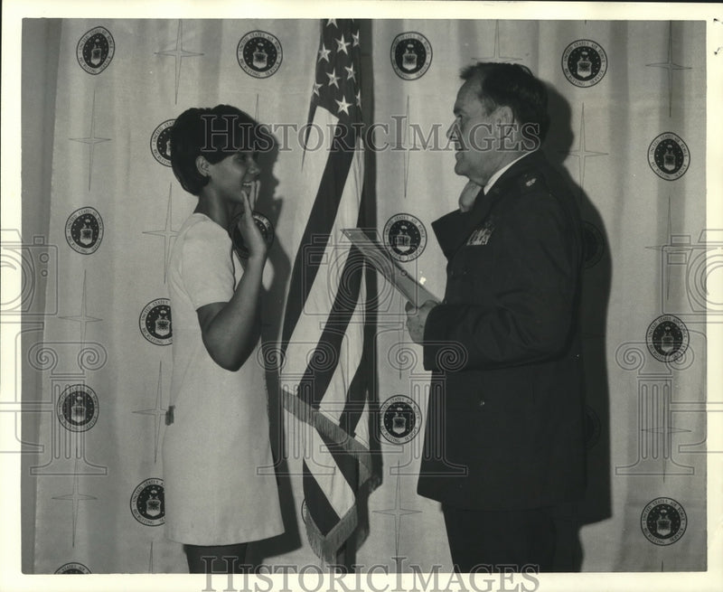 Load image into Gallery viewer, 1971 Press Photo Gloria Ann Frank enlisted in Air Force by George Ransom
