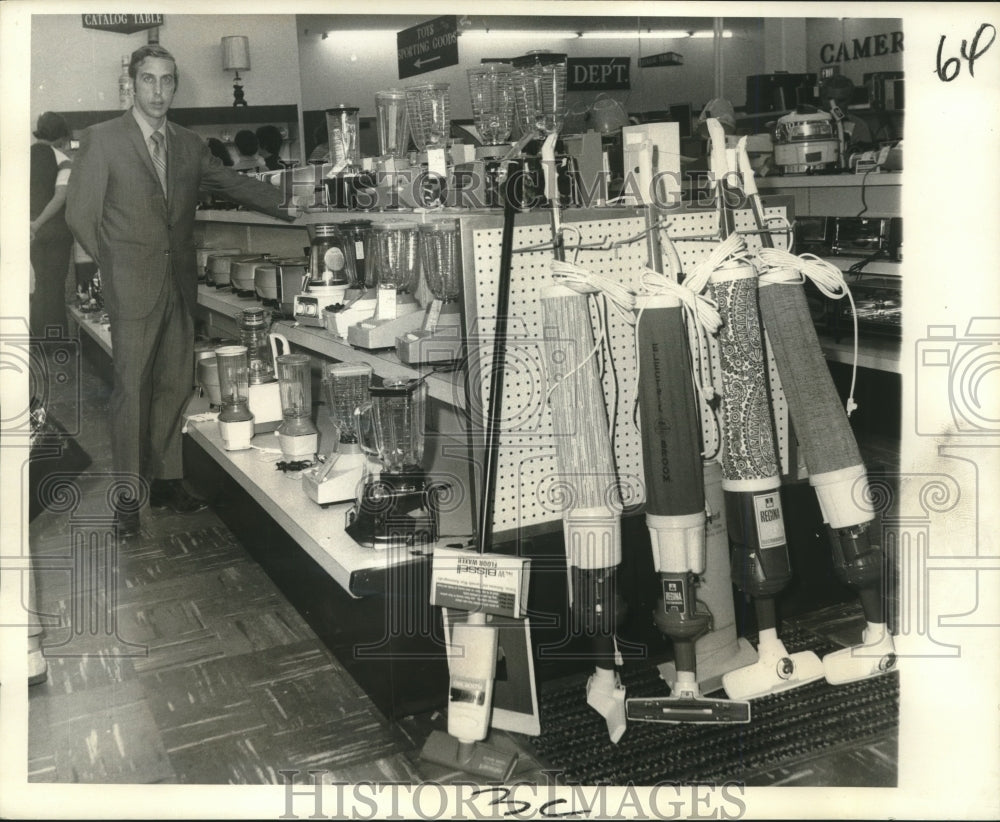 1972 Press Photo Gerry Polito, general manager of General Distributors Jewelers- Historic Images