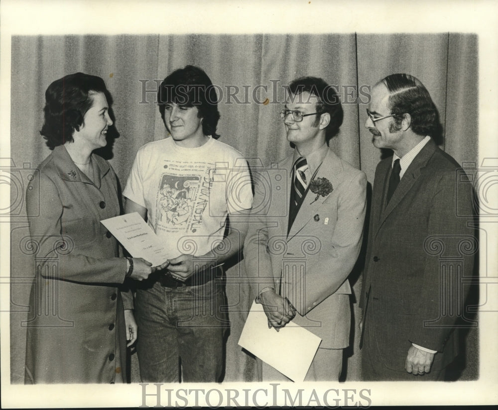 1977 Press Photo Group of individuals being awarded for their excellent service- Historic Images