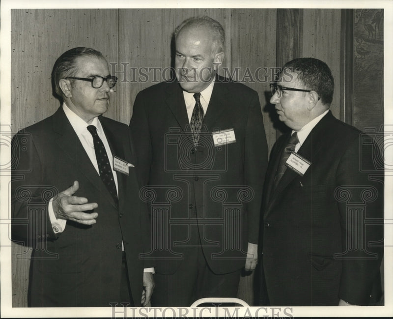 Load image into Gallery viewer, 1971 Press Photo Bernard Frank &amp; others at Federal Bar meeting at Roosevelt
