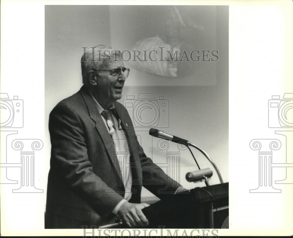  Press Photo Charles Frank discusses decoy carving at Horizons meeting.- Historic Images