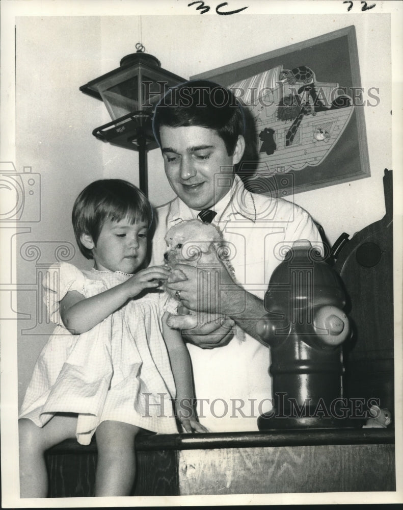 Load image into Gallery viewer, 1968 Press Photo children enjoying themselves at the Oakwood Shopping Center
