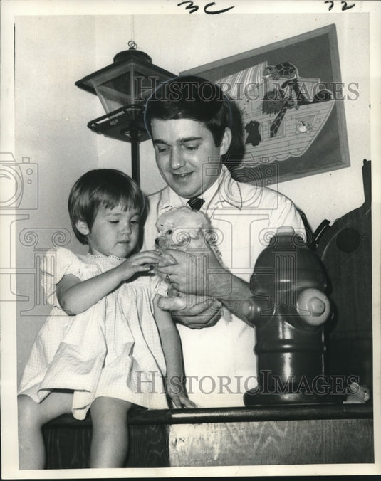 1968 Press Photo children enjoying themselves at the Oakwood Shopping Center