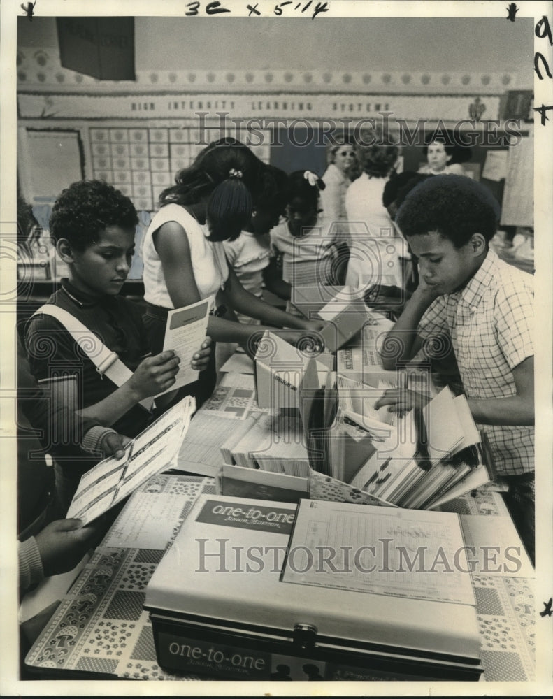 1974 Press Photo &quot;High-intensity&quot; reading program  trial run at McDonogh 42- Historic Images