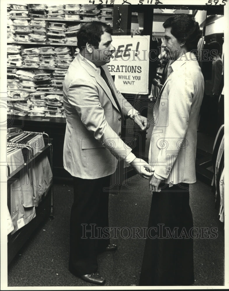 1979 Press Photo Tom Santora checks the fit on a customer at Mel's Lakeside Mall- Historic Images