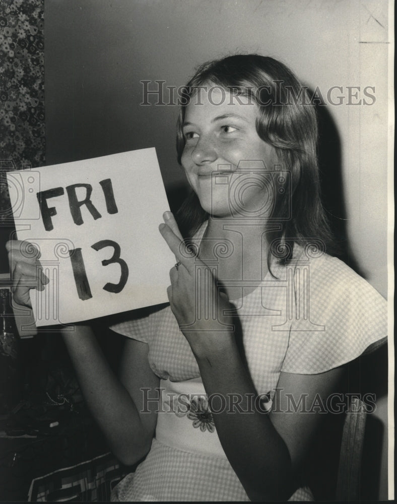 1974 Press Photo Donna McMulty observe luck omens on Friday 13th birthdays - Historic Images