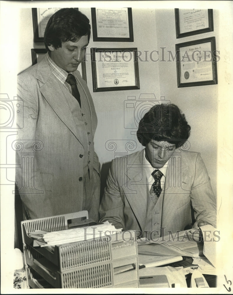 1977 Press Photo Bill Hottenstein &amp; Art Williams administrators Gables Academy.- Historic Images