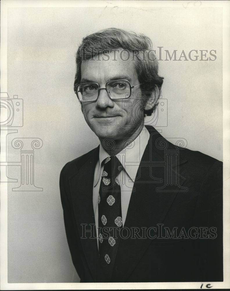 1972 Press Photo William H. Fuller, manager of the new Robert Hall Village- Historic Images