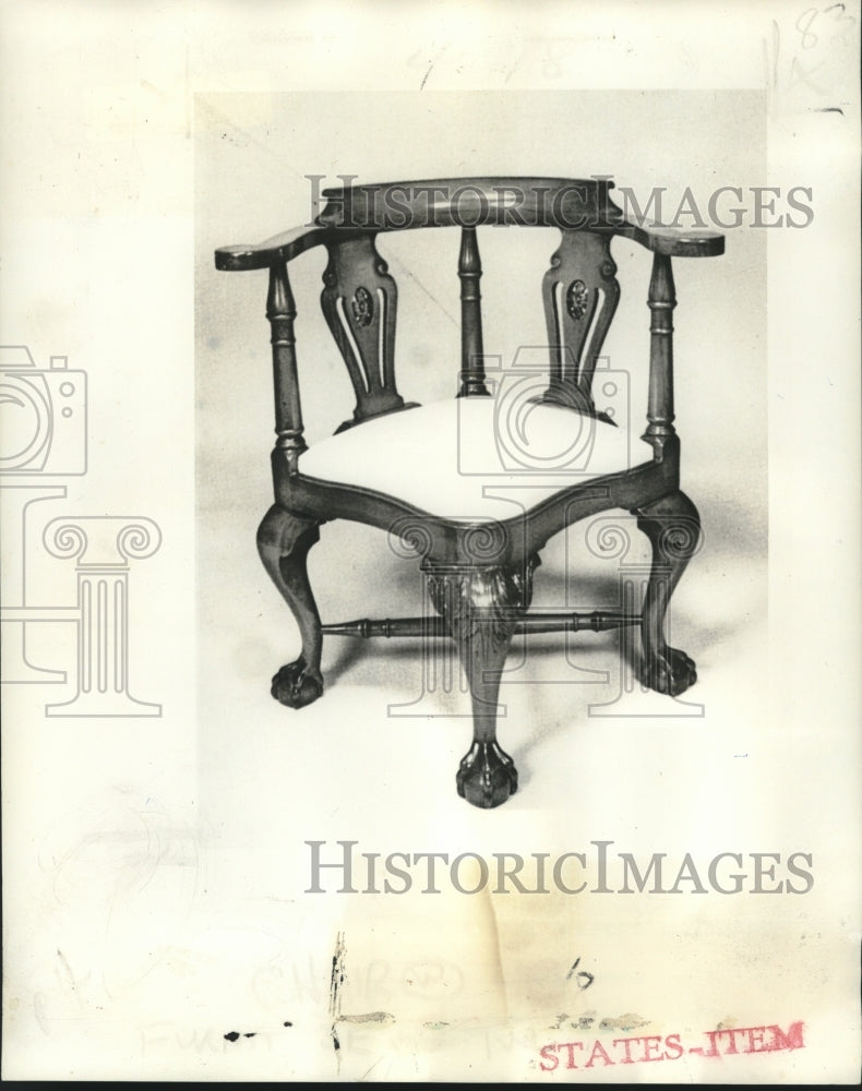 1977 Press Photo Philadelphia mahogany corner chair, Mortons Antique- Historic Images