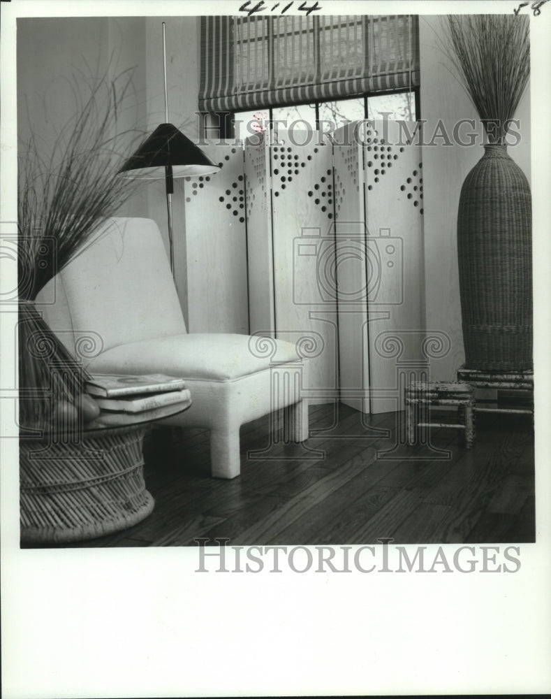 1979 Press Photo Comfortable resting area with overstuffed chair and screen- Historic Images