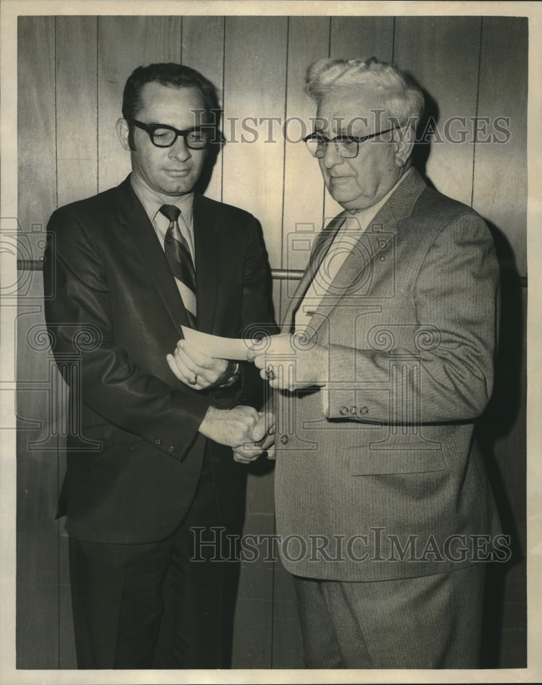 1971 Press Photo Felix Gagliano of Knights of Columbus with Donald Nondmeyer- Historic Images