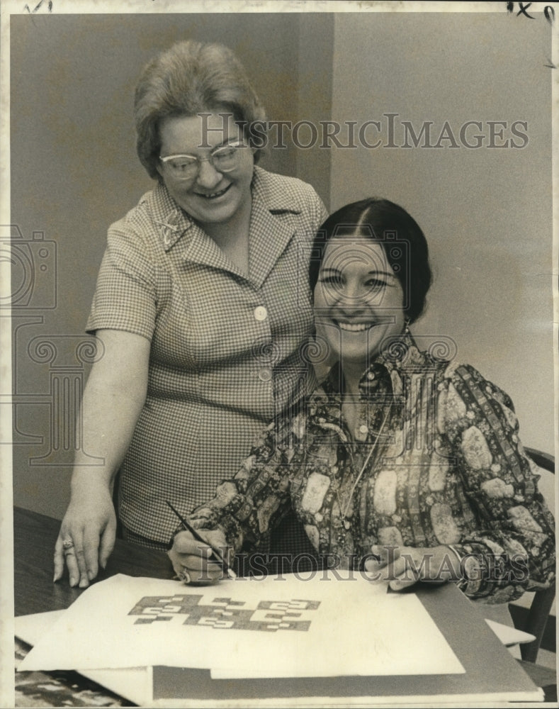 1975 Press Photo Julie Fruchtricht &amp; other preparing their Overture poster entry- Historic Images