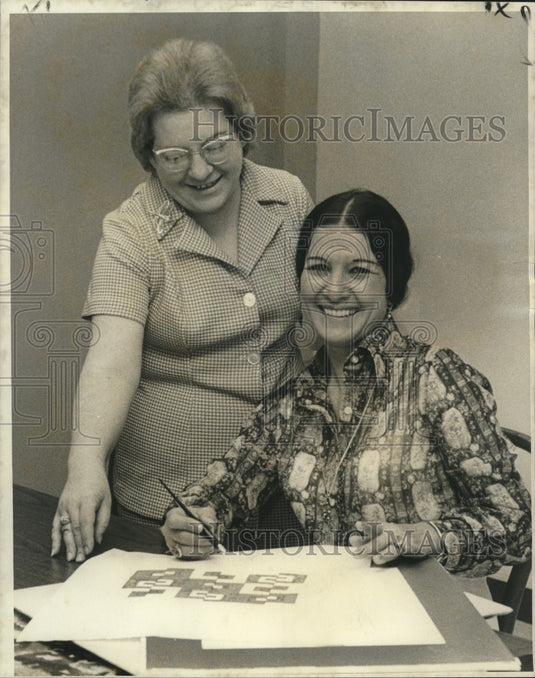 1975 Press Photo Julie Fruchtricht & other preparing their Overture poster entry- Historic Images