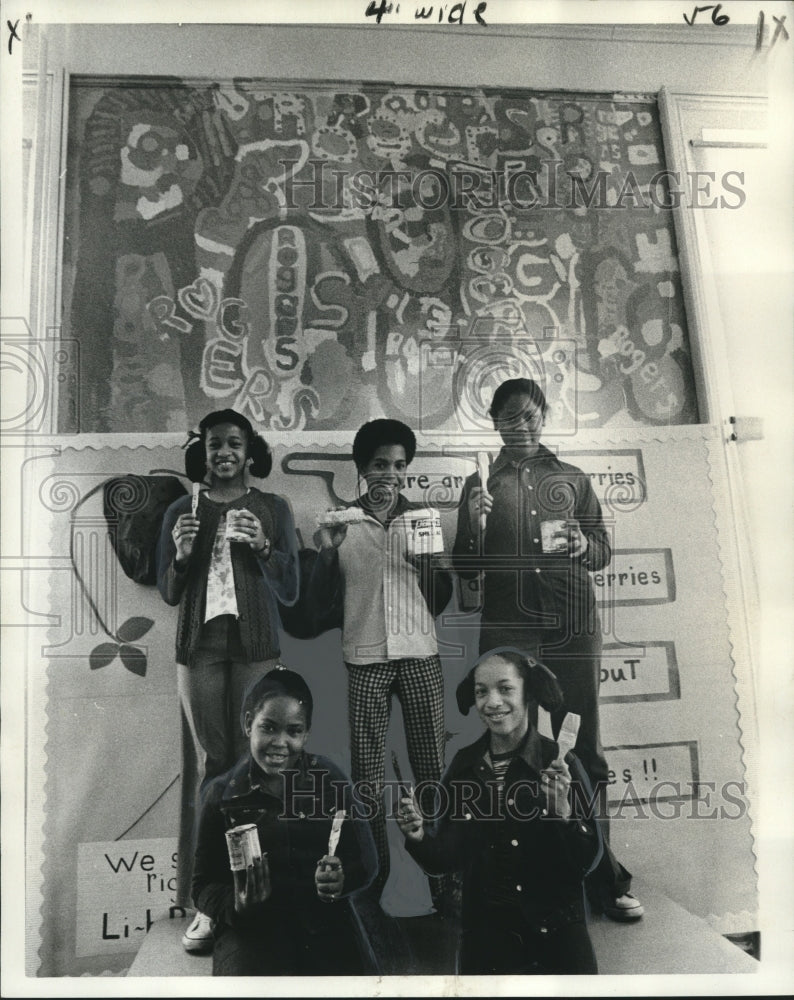 1976 Press Photo Students pose at their contribution to school&#39;s mural walls
