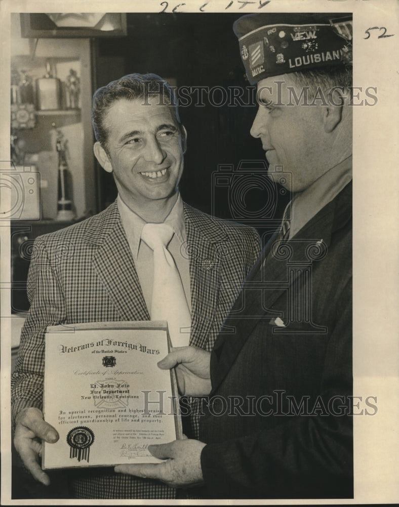 1972 Press Photo Captain John Foto receives award from Robert E. Leithman- Historic Images