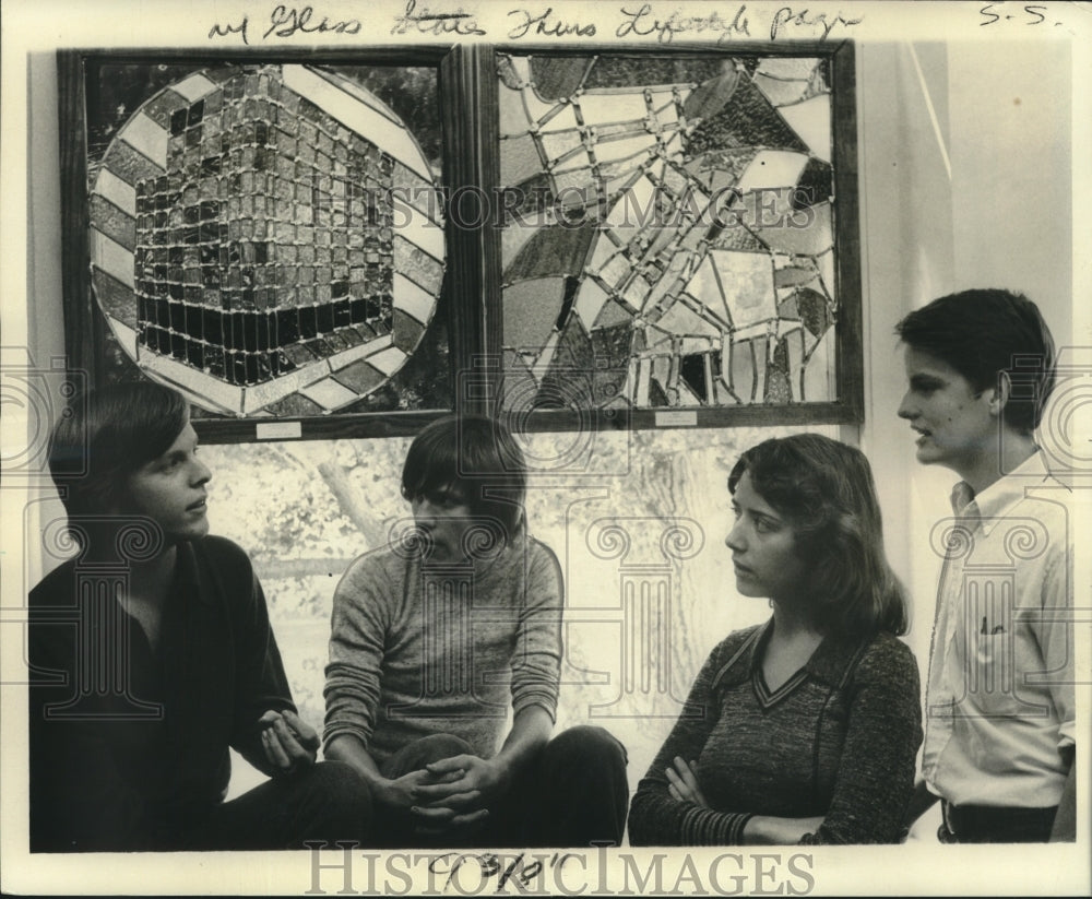 1975 Press Photo Tulane University students explain stained-glass rendition- Historic Images