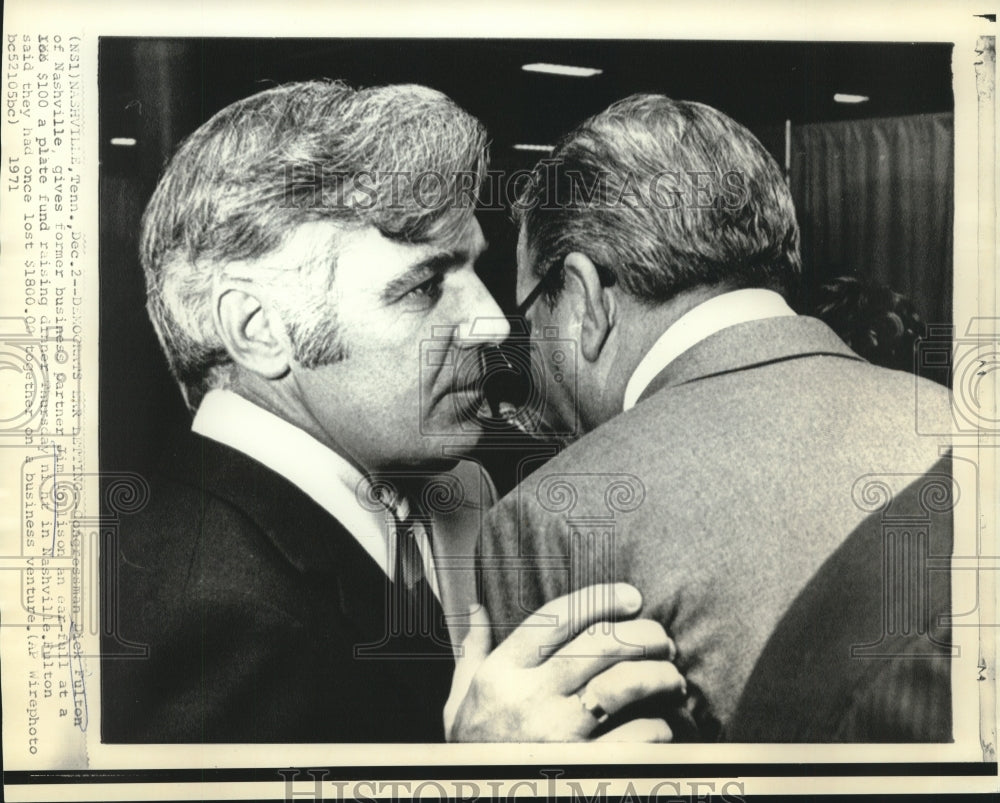 1971 Press Photo Congressman Dick Fulton whispers to Jim Tollison at fundraising- Historic Images