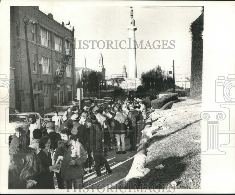 Load image into Gallery viewer, 1969 Press Photo A huge crowd converging in Lee Circle on Howard Avenue
