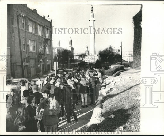 1969 Press Photo A huge crowd converging in Lee Circle on Howard Avenue
