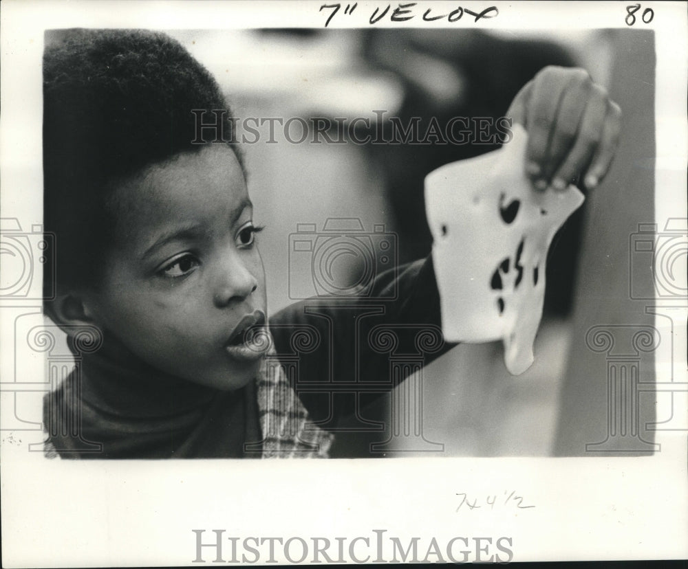 1975 Press Photo Karl Barnes looks at holes of his slice of Swiss at McDonogh 24- Historic Images