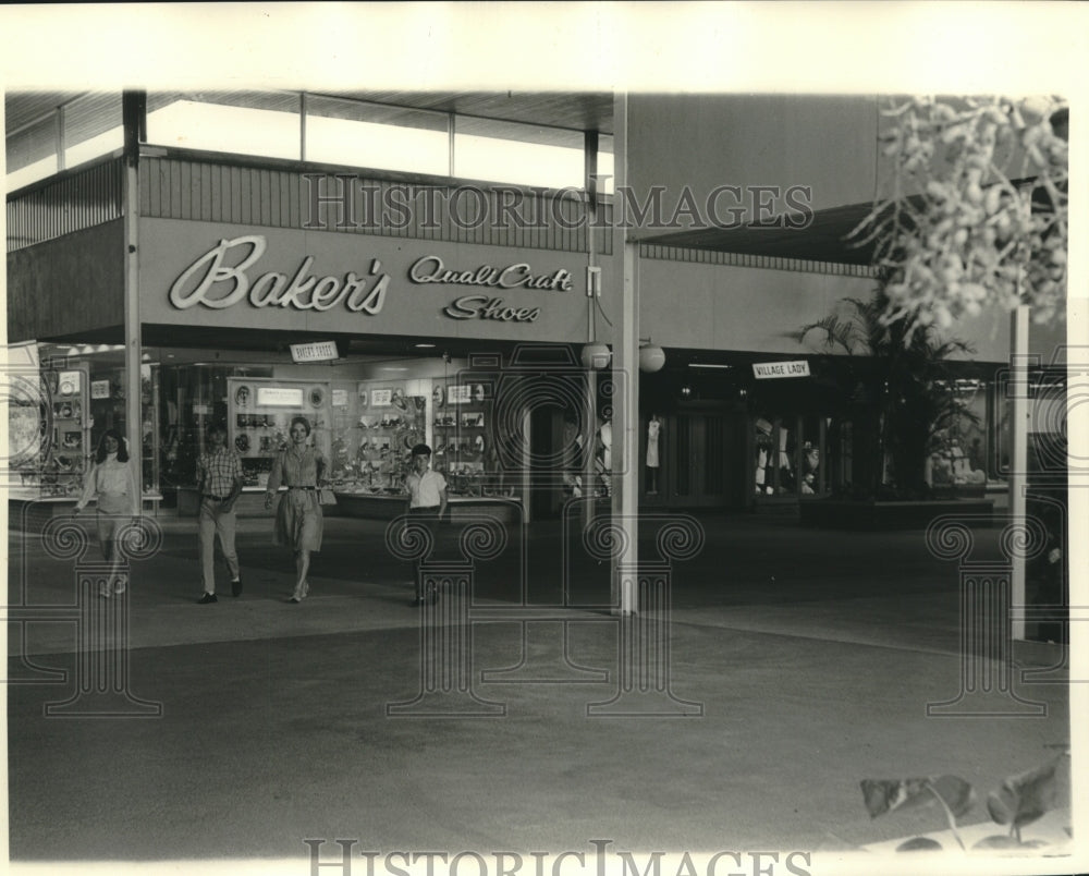 1968 Press Photo Exterior view of Baker&#39;s Shoes at Lakeside Shopping Center